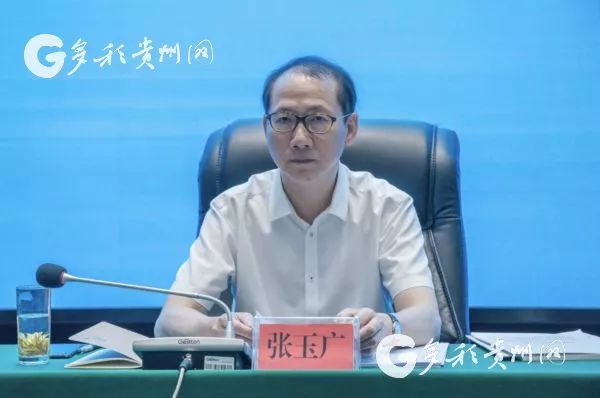 貴州省鄉村旅游（民宿）工作推進會召開  2019-08-29 18:55 來源：澎湃新聞·澎湃號·政務 字號  貴州省旅游發展委員會 關注   8月28日，貴州省鄉村旅游(民宿)工作推進會在開陽縣十里畫廊召開。 會議旨在落實落細省委十 二屆五次全會和全國鄉村旅游(民宿)工作現場會的安排部署，以聚焦“產業興旺、生態宜居、鄉風文明、治理有效、生活富裕”為目標，主動擔當，開拓創新，促進鄉村旅游提質增效，服務鄉村振興戰略。  推進會現場 實施鄉村振興戰略，是黨的十九大作出的重大決策部署，是決勝全面建成小康社會、全面建設社會主義現代化國家的重大歷史任務，是新時代做好“三農”工作的總抓手。在促進鄉村振興過程中，鄉村旅游利用鄉村自然資源和人文資源，把農耕活動與休閑農業、傳統農業文明與現代鄉土文化有機結合起來，有效促進農村一二三產業融合發展，推動鄉村生產、生活、生態三位一體發展。 會議宣讀了國家文化和旅游部、國家發展和改革委員會確定的第一批全國鄉村旅游重點村名單，我省有12村進入首批全國鄉村旅游重點村名單，分別是：遵義市播州區楓香鎮花茂村、銅仁市江口縣太平鎮云舍村、黔東南苗族侗族自治州臺江縣老屯鄉長灘村、六盤水市盤州市淤泥鄉巖博村、安順市平壩區樂平鎮塘約村、黔南布依族苗族自治州惠水縣好花紅鎮好花紅村、遵義市播州區平正仡佬族鄉團結村、遵義市新蒲新區新舟鎮槐安村、貴陽市開陽縣南江布依族苗族鄉龍廣村、黔西南布依族苗族自治州興義市萬峰林街道上納灰村、六盤水市水城縣蟠龍鎮百車河村、畢節市大方縣核桃鄉木寨村。  省文化和旅游廳廳長張玉廣講話 省文化和旅游廳廳長張玉廣在會議上指出，開展全省鄉村旅游重點村建設，是加強鄉村旅游產品建設和品牌培育的重要抓手。要充分發揮重點村的典型示范和帶動引領作用，樹立鄉村旅游品牌意識，推出一批特色鮮明、優勢突出的鄉村旅游品牌，構建全方位、多層次的鄉村旅游品牌體系。此外，將以全國鄉村旅游重點村名錄為基礎，開展鄉村旅游發展情況監測分析，加強對全省鄉村旅游的模式總結和分類指導，推動全國鄉村旅游高質量發展。  與會人員參觀鄉村旅游點 據了解，未來5年，中國農業銀行將向全國鄉村旅游重點村提供1000億元意向性信用額度。其中貴州農行提供100億元意向性信用額度，用于支持文化和旅游資源開發、生態與傳統文化保護、公共服務與旅游配套設施建設，以及鄉村民宿、觀光度假、農事體驗、鄉土美食、文化創意等文化和旅游產品的研發與推廣。 相關鏈接 “鄉村旅游e貸”，是由貴州農行推出的支持鄉村旅游發展的定制專屬產品，該產品應用互聯網和大數據技術，優化鄉村旅游貸款產品，率先推出具有免抵押、純信用、低利率、放款快、隨借隨還、單戶最高30萬元、批量化、便捷化的“鄉村旅游e貸”。截至8月23日，“鄉村旅游e貸”已累計發放7.33億元，支持3681戶鄉村旅游經營戶發展。