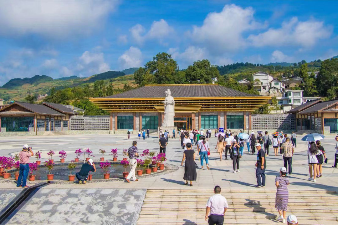 貴州省鄉村旅游（民宿）工作推進會召開  2019-08-29 18:55 來源：澎湃新聞·澎湃號·政務 字號  貴州省旅游發展委員會 關注   8月28日，貴州省鄉村旅游(民宿)工作推進會在開陽縣十里畫廊召開。 會議旨在落實落細省委十 二屆五次全會和全國鄉村旅游(民宿)工作現場會的安排部署，以聚焦“產業興旺、生態宜居、鄉風文明、治理有效、生活富裕”為目標，主動擔當，開拓創新，促進鄉村旅游提質增效，服務鄉村振興戰略。  推進會現場 實施鄉村振興戰略，是黨的十九大作出的重大決策部署，是決勝全面建成小康社會、全面建設社會主義現代化國家的重大歷史任務，是新時代做好“三農”工作的總抓手。在促進鄉村振興過程中，鄉村旅游利用鄉村自然資源和人文資源，把農耕活動與休閑農業、傳統農業文明與現代鄉土文化有機結合起來，有效促進農村一二三產業融合發展，推動鄉村生產、生活、生態三位一體發展。 會議宣讀了國家文化和旅游部、國家發展和改革委員會確定的第一批全國鄉村旅游重點村名單，我省有12村進入首批全國鄉村旅游重點村名單，分別是：遵義市播州區楓香鎮花茂村、銅仁市江口縣太平鎮云舍村、黔東南苗族侗族自治州臺江縣老屯鄉長灘村、六盤水市盤州市淤泥鄉巖博村、安順市平壩區樂平鎮塘約村、黔南布依族苗族自治州惠水縣好花紅鎮好花紅村、遵義市播州區平正仡佬族鄉團結村、遵義市新蒲新區新舟鎮槐安村、貴陽市開陽縣南江布依族苗族鄉龍廣村、黔西南布依族苗族自治州興義市萬峰林街道上納灰村、六盤水市水城縣蟠龍鎮百車河村、畢節市大方縣核桃鄉木寨村。  省文化和旅游廳廳長張玉廣講話 省文化和旅游廳廳長張玉廣在會議上指出，開展全省鄉村旅游重點村建設，是加強鄉村旅游產品建設和品牌培育的重要抓手。要充分發揮重點村的典型示范和帶動引領作用，樹立鄉村旅游品牌意識，推出一批特色鮮明、優勢突出的鄉村旅游品牌，構建全方位、多層次的鄉村旅游品牌體系。此外，將以全國鄉村旅游重點村名錄為基礎，開展鄉村旅游發展情況監測分析，加強對全省鄉村旅游的模式總結和分類指導，推動全國鄉村旅游高質量發展。  與會人員參觀鄉村旅游點 據了解，未來5年，中國農業銀行將向全國鄉村旅游重點村提供1000億元意向性信用額度。其中貴州農行提供100億元意向性信用額度，用于支持文化和旅游資源開發、生態與傳統文化保護、公共服務與旅游配套設施建設，以及鄉村民宿、觀光度假、農事體驗、鄉土美食、文化創意等文化和旅游產品的研發與推廣。 相關鏈接 “鄉村旅游e貸”，是由貴州農行推出的支持鄉村旅游發展的定制專屬產品，該產品應用互聯網和大數據技術，優化鄉村旅游貸款產品，率先推出具有免抵押、純信用、低利率、放款快、隨借隨還、單戶最高30萬元、批量化、便捷化的“鄉村旅游e貸”。截至8月23日，“鄉村旅游e貸”已累計發放7.33億元，支持3681戶鄉村旅游經營戶發展。